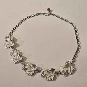 VINTAGE SARAH COVENTRY SILVER TONE GRAPE LEAF NECKLACE CHOKER 17"